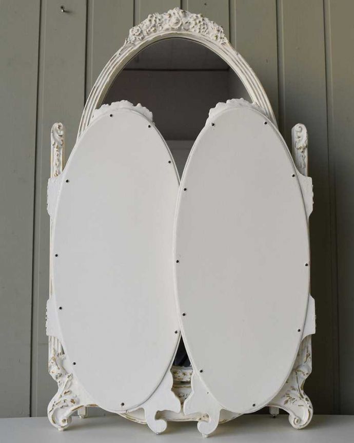 アンティークのドレッサー　アンティーク家具　フランスで見つけた白いドレッシングテーブル（3面鏡）、美しいアンティーク家具。使いやすい三面鏡置き型の大きく、美しいカッティングのミラーです。(q-1640-f)