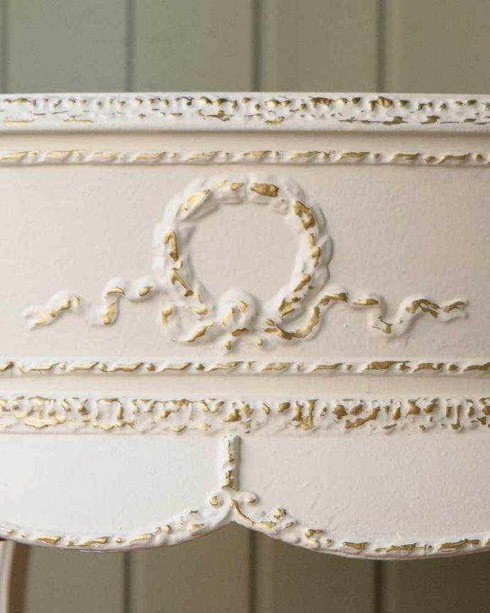 アンティークのドレッサー　アンティーク家具　フランスで見つけた白いドレッシングテーブル（3面鏡）、美しいアンティーク家具。横顔のポイント横にも女性らしい彫り。(q-1640-f)