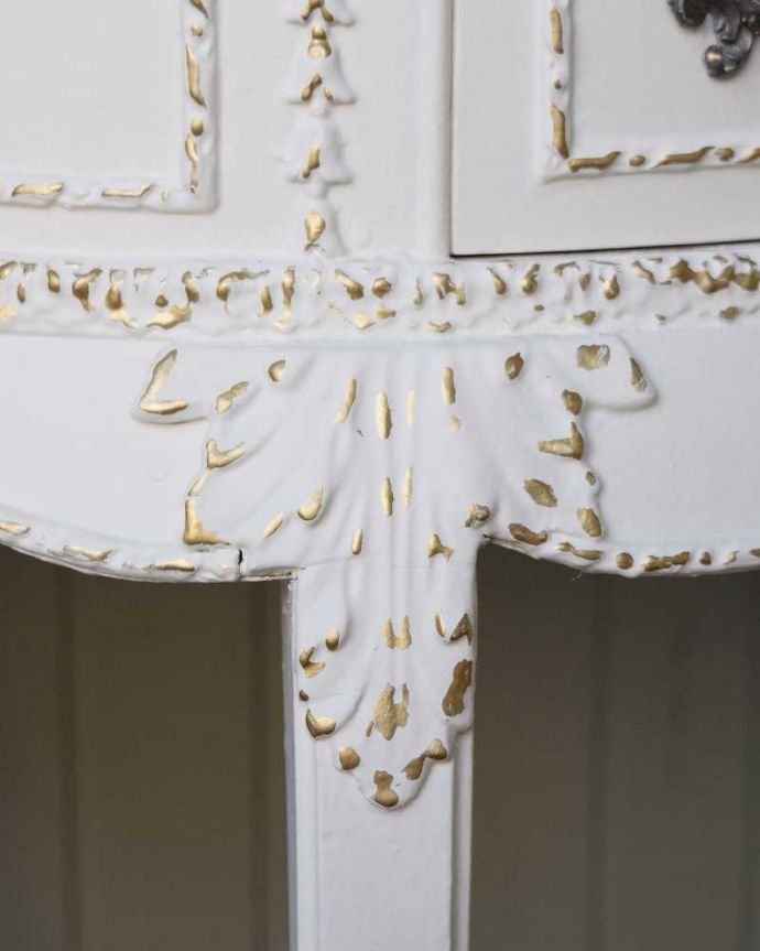 アンティークのドレッサー　アンティーク家具　フランスで見つけた白いドレッシングテーブル（3面鏡）、美しいアンティーク家具。フランスらしく美しい彫見ているだけで優雅な気分になっちゃう彫。(q-1640-f)