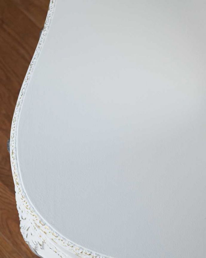 アンティークのドレッサー　アンティーク家具　フランスで見つけた白いドレッシングテーブル（3面鏡）、美しいアンティーク家具。近くで見ると…近づいてみると、ピッカピカでキレイに仕上げた天板の塗装。(q-1640-f)