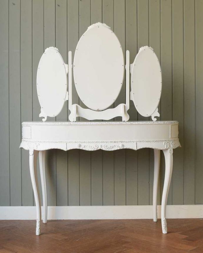 アンティークのドレッサー　アンティーク家具　フランスで見つけた白いドレッシングテーブル（3面鏡）、美しいアンティーク家具。優雅な後ろ姿アンティークは新品ではないので経年変化によるキズはありますが、専門の職人が修復したので後ろ姿もキレイです。(q-1640-f)