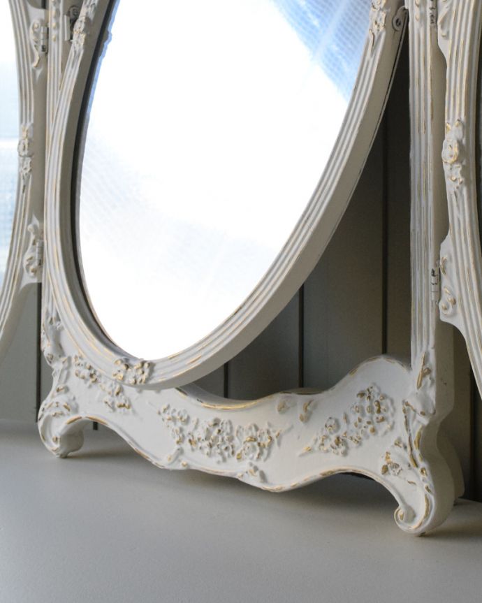 アンティークのドレッサー　アンティーク家具　フランスで見つけた白いドレッシングテーブル（3面鏡）、美しいアンティーク家具。いろんな場所にこだわり彫のデザインもいろいろです。(q-1640-f)