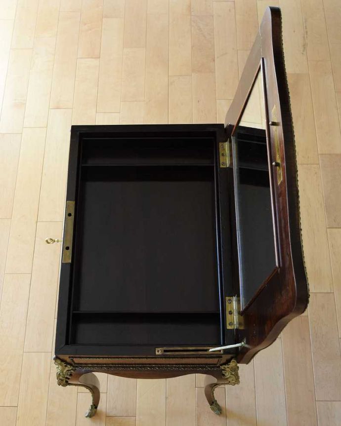 アンティークのドレッサー　アンティーク家具　きらびやかなデザインがめずらしい華やかなドレッシングボックス（ライティングドレッサー）。ミラーの下は小物入れになっています。(q-1643-f)