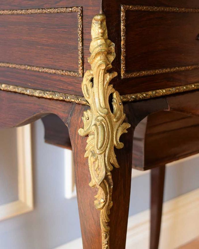 アンティークのドレッサー　アンティーク家具　きらびやかなデザインがめずらしい華やかなドレッシングボックス（ライティングドレッサー）。いろんな場所にこだわり彫のデザインもいろいろです。(q-1643-f)