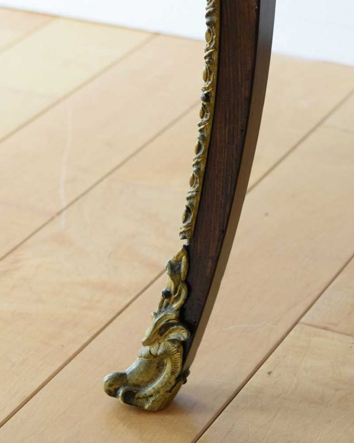 アンティークのドレッサー　アンティーク家具　きらびやかなデザインがめずらしい華やかなドレッシングボックス（ライティングドレッサー）。女性1人でラクラク運べちゃう仕掛けHandleのアンティークは、脚の裏にフェルトキーパーをお付けしています。(q-1643-f)
