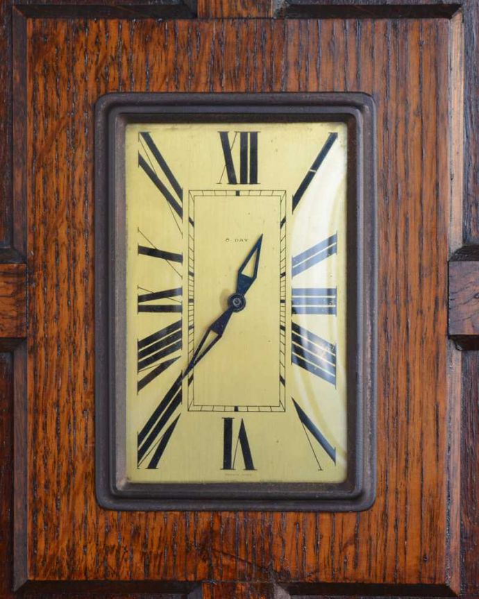アンティークのキャビネット　アンティーク家具　英国から到着、時計が付いた珍しいアンティークホールローブ（ワードローブ） 。タイムスリップさせてくれる優しい文字盤アンティークの時計は、文字盤が何とも言えない優しい雰囲気。(q-1646-f)