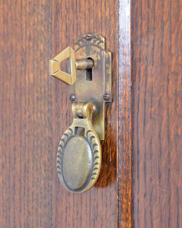 アンティークのキャビネット　アンティーク家具　英国から到着、時計が付いた珍しいアンティークホールローブ（ワードローブ） 。鍵を使って開けてみましょうアンティークの鍵が付いています。(q-1646-f)