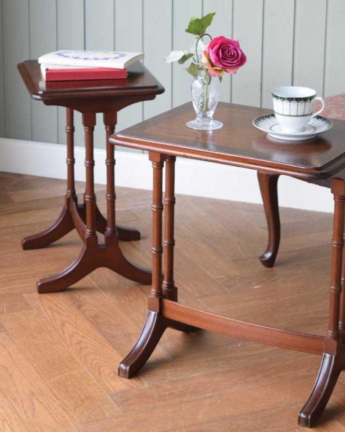 アンティークのテーブル　アンティーク家具　イギリスで見つけた美しい天板の優雅なアンティークネストテーブル（３点セット）。一緒でも、バラバラでも使い方は自由自在のアンティーク。(q-1648-f)