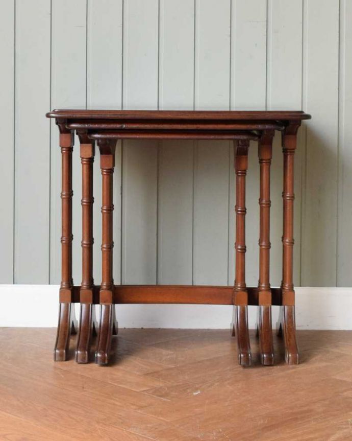 アンティークのテーブル　アンティーク家具　イギリスで見つけた美しい天板の優雅なアンティークネストテーブル（３点セット）。横から見てみると･･･お揃いの脚が3つがキレイに重なって、とっても美しい横顔。(q-1648-f)