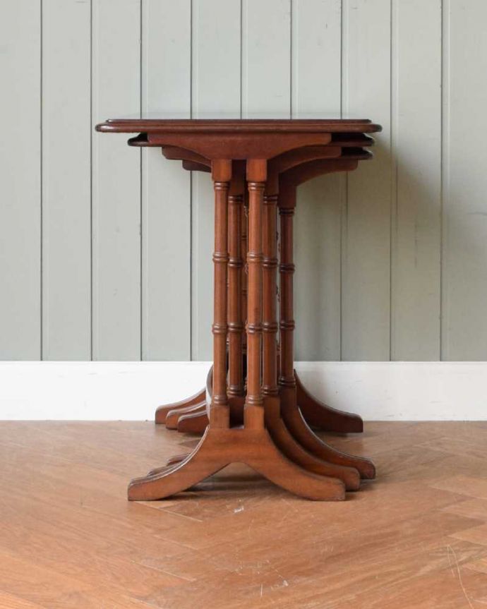 アンティークのテーブル　アンティーク家具　イギリスで見つけた美しい天板の優雅なアンティークネストテーブル（３点セット）。見る角度によって見え方が違います。(q-1648-f)