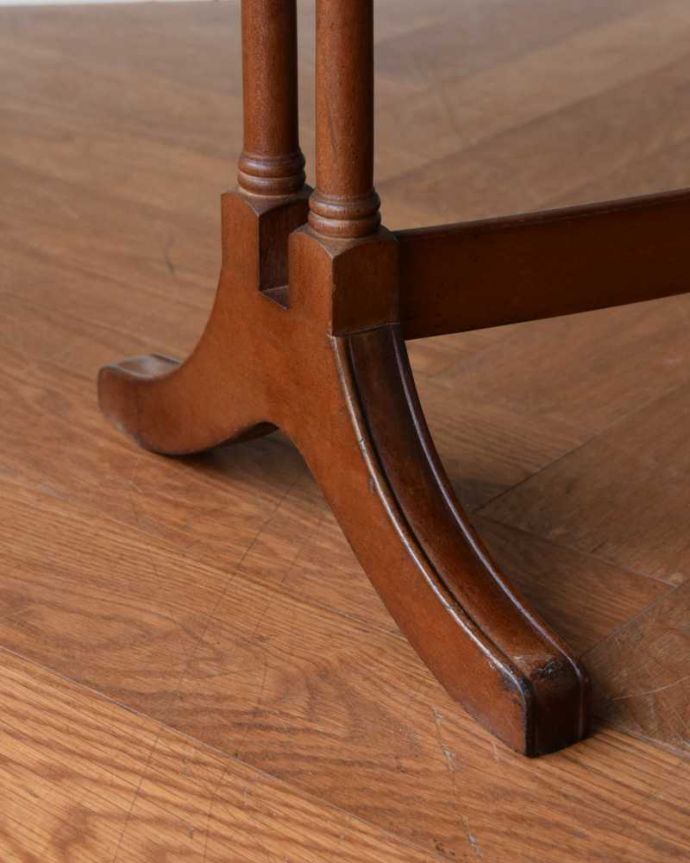 アンティークのテーブル　アンティーク家具　イギリスで見つけた美しい天板の優雅なアンティークネストテーブル（３点セット）。持ち上げなくても移動できます！Handleのアンティークは、脚の裏にフェルトキーパーをお付けしていますので、床を滑らせてれば移動が簡単です。(q-1648-f)