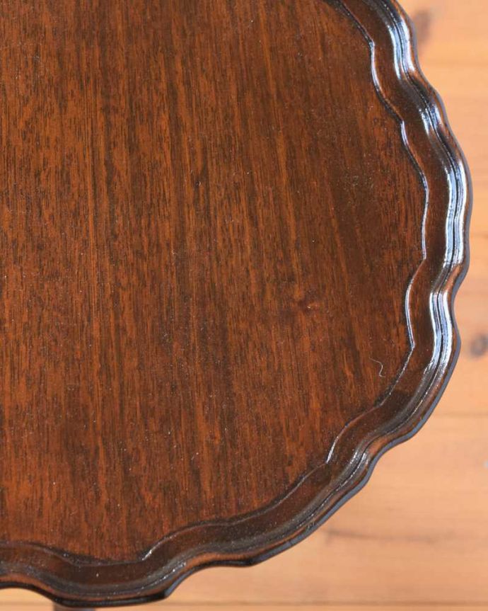 アンティークのテーブル　アンティーク家具　上から見た時のデザインがお花みたいで華やか、英国のアンティークワインテーブル。近づいて見てみると･･･天板の周りもアンティークらしく美しいデザイン。(q-1649-f)