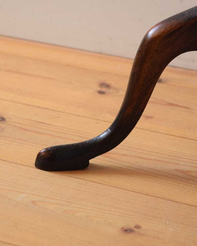 アンティークのテーブル　アンティーク家具　上から見た時のデザインがお花みたいで華やか、英国のアンティークワインテーブル。Handleの家具の脚の裏には･･･床にキズが付かないよう脚の裏にフェルトキーパーを付けてお届けしています。(q-1649-f)