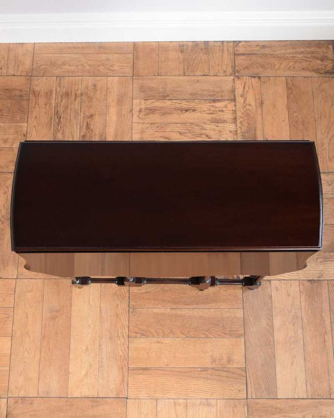 アンティークのテーブル　アンティーク家具　華奢な脚と天板も美しい、優雅なアンティークゲートレッグテーブル。畳むとこんなにスリムなサイズリーフを閉じた状態のテーブルを上から見るとこんな感じ。(q-1650-f)
