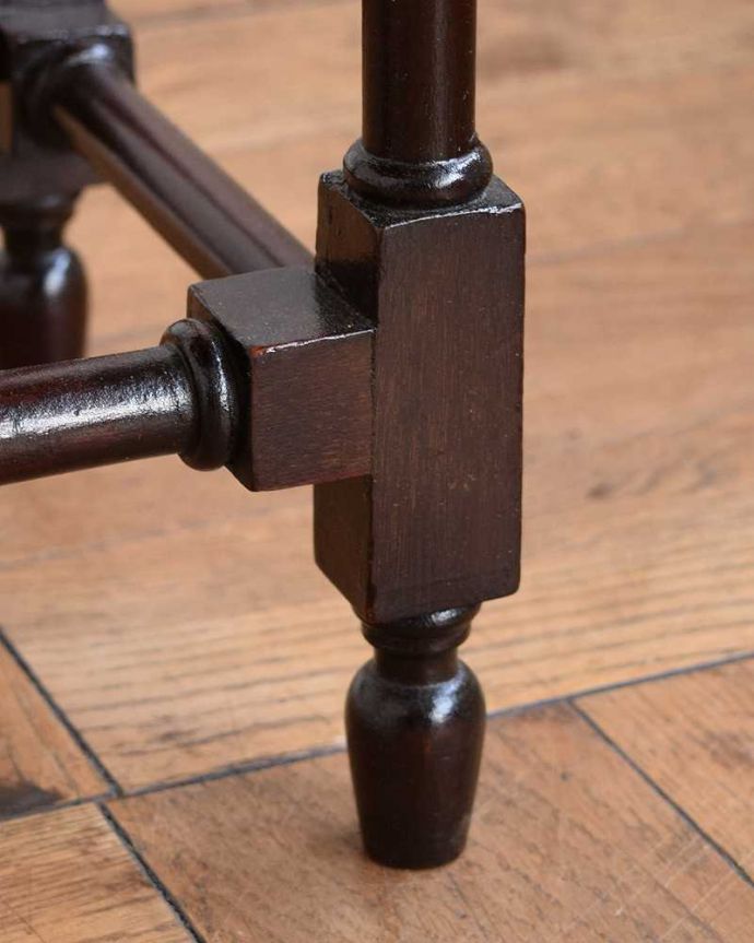 アンティークのテーブル　アンティーク家具　華奢な脚と天板も美しい、優雅なアンティークゲートレッグテーブル。持ち上げなくても移動できます！Handleのアンティークは、脚の裏にフェルトキーパーをお付けしていますので、持ち上げなくても床を滑らせて移動させることが出来ます。(q-1650-f)
