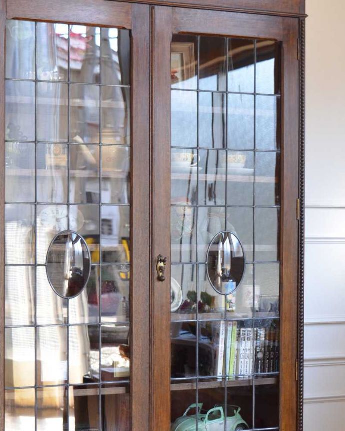 アンティークのキャビネット　アンティーク家具　英国輸入のアンティーク家具、美しいステンドグラス扉のたっぷり収納できるブックケース 。まずはステンドグラスを楽しみましょう現代のように機械が発達していない時代に作られたステンドグラス。(q-1651-f)