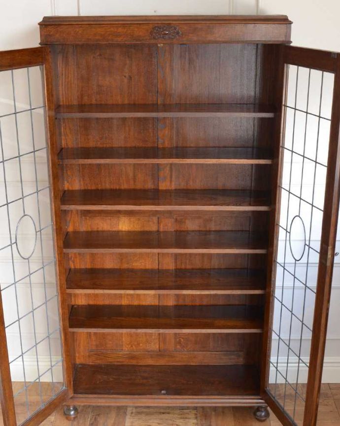 アンティークのキャビネット　アンティーク家具　英国輸入のアンティーク家具、美しいステンドグラス扉のたっぷり収納できるブックケース 。扉を開けると･･･重い本がたっぷり収納できるように頑丈に作られています。(q-1651-f)