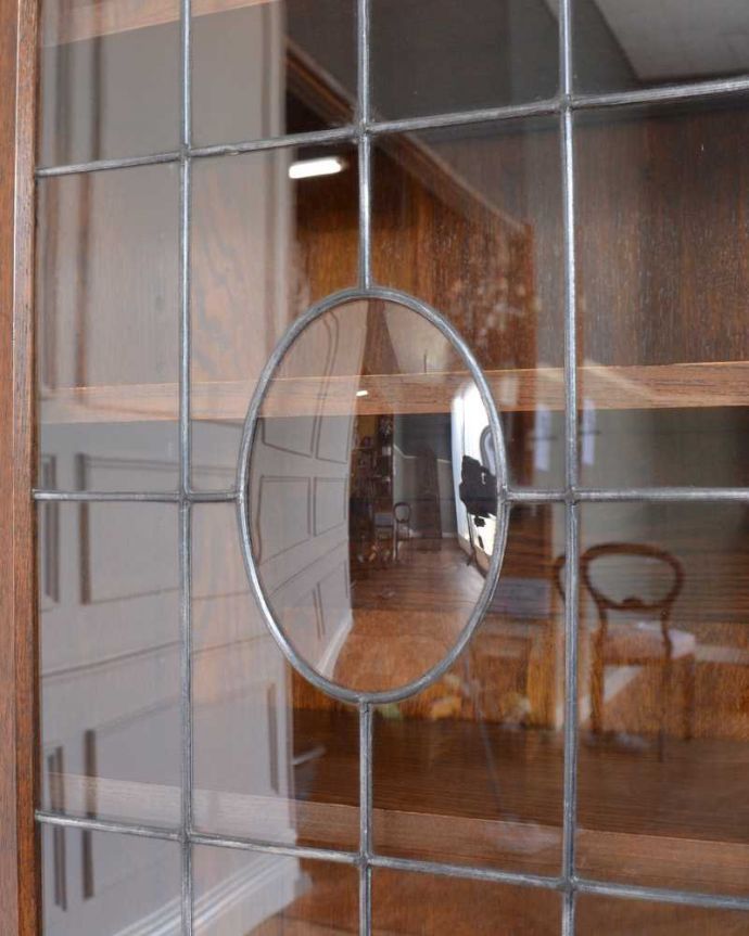 アンティークのキャビネット　アンティーク家具　英国輸入のアンティーク家具、美しいステンドグラス扉のたっぷり収納できるブックケース 。アンティークのガラスの美しさガラスも古いアンティークのステンドグラスは独特の雰囲気が魅力。(q-1651-f)