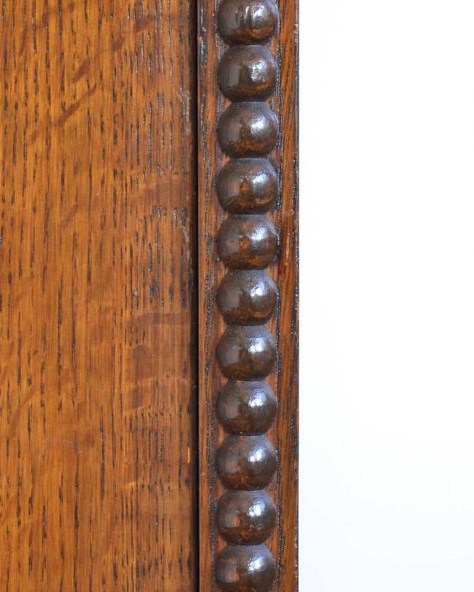 アンティークのキャビネット　アンティーク家具　英国輸入のアンティーク家具、美しいステンドグラス扉のたっぷり収納できるブックケース 。惚れ惚れしちゃう美しさこんなに堅い無垢材に一体どうやって彫ったんだろう？と不思議になるくらい細かい彫にうっとりです。(q-1651-f)