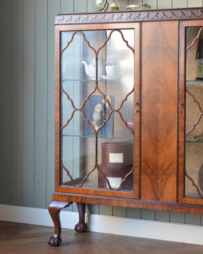 アンティークのキャビネット　アンティーク家具　イギリスのアンティーク家具、装飾が美しいガラスキャビネット（ショーケース） 。ガラス越しに見るお気に入りの美しさ…光をたっぷり取り入れてくれるガラス扉と棚板。(q-1655-f)