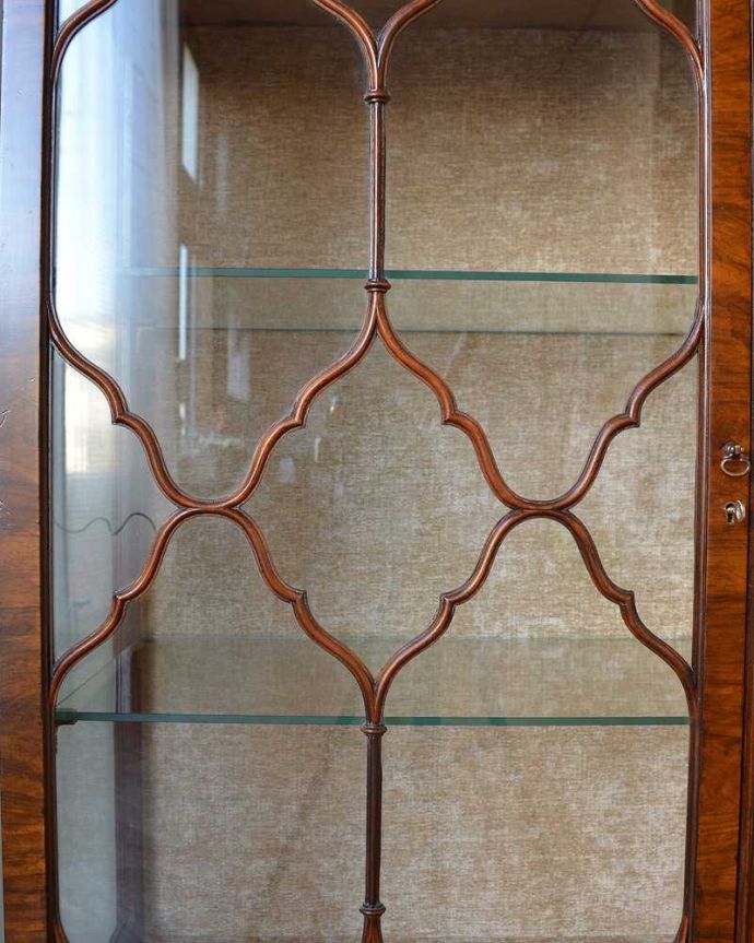 アンティークのキャビネット　アンティーク家具　イギリスのアンティーク家具、装飾が美しいガラスキャビネット（ショーケース） 。美しい装飾にうっとり…ガラス面の装飾が上品なアクセントに。(q-1655-f)