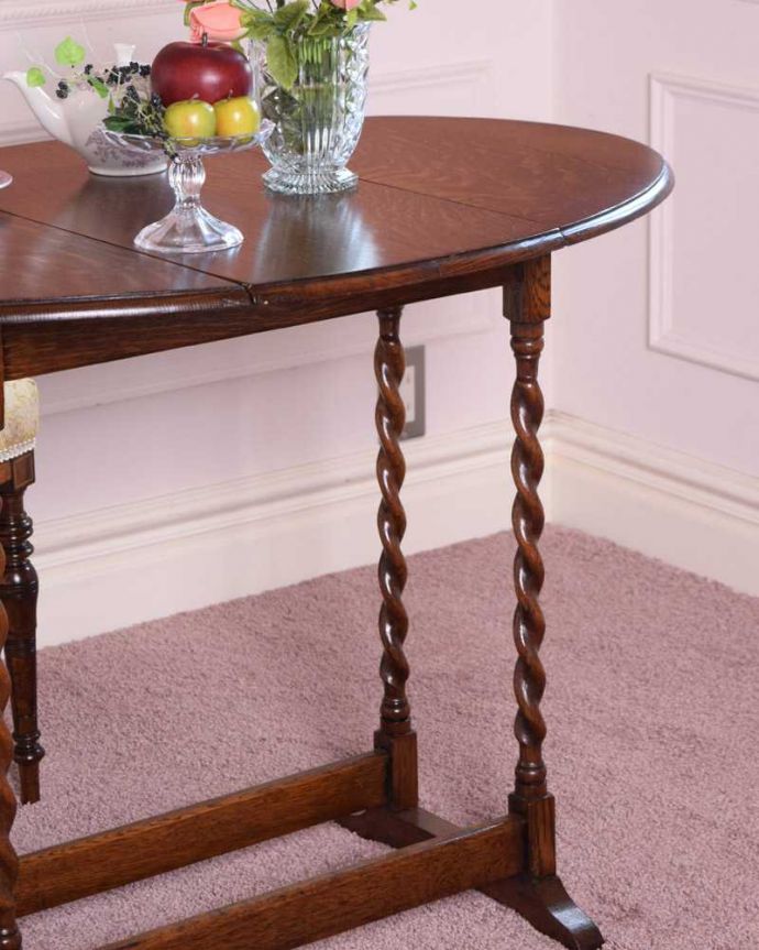 アンティークのテーブル　アンティーク家具　サイズを自由に変えて使える便利なアンティーク家具、ツイスト脚のドロップリーフテーブル（伸張式テーブル）。英国アンティークらしい脚の美しさが自慢どこに置いても魅了されてしまう脚のデザインの美しさ。(q-1656-f)