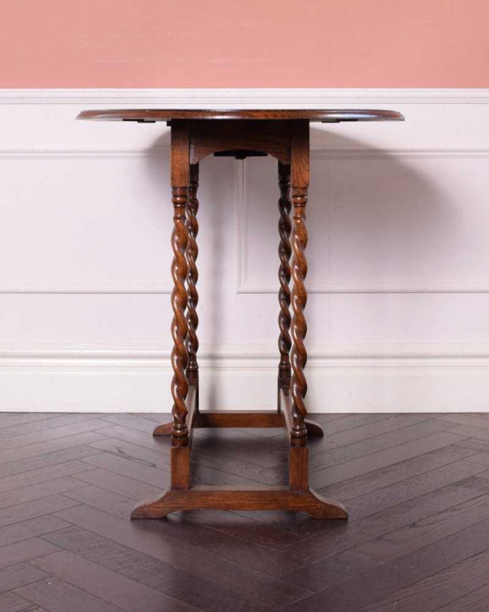 アンティークのテーブル　アンティーク家具　サイズを自由に変えて使える便利なアンティーク家具、ツイスト脚のドロップリーフテーブル（伸張式テーブル）。両方開くとこんな感じ開いても閉じても、自由に使える便利さが魅力です。(q-1656-f)
