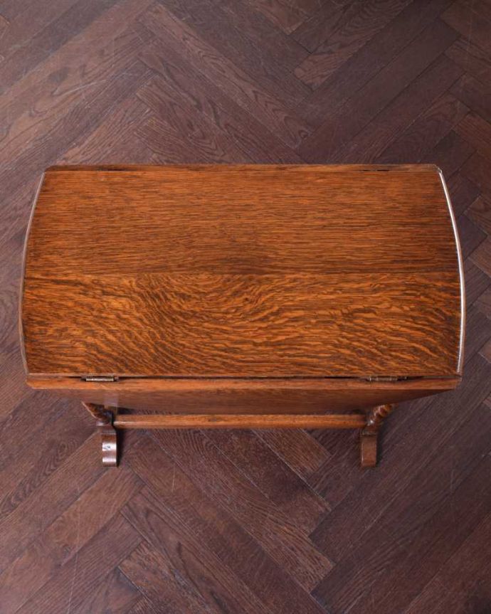 アンティークのテーブル　アンティーク家具　サイズを自由に変えて使える便利なアンティーク家具、ツイスト脚のドロップリーフテーブル（伸張式テーブル）。天板の形を見てみると･･･テーブルの形を上から見ると、こんな感じです。(q-1656-f)