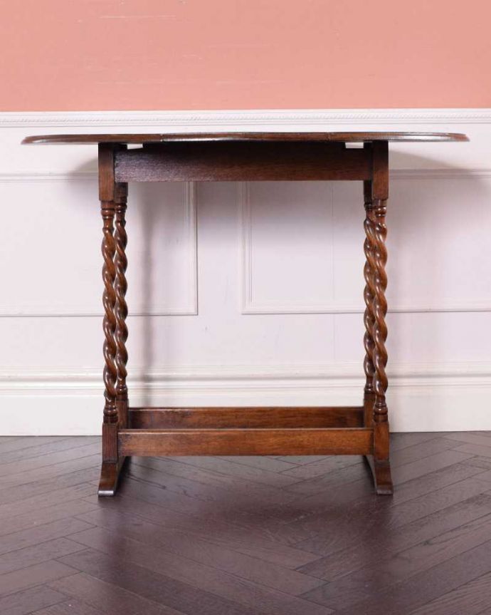 アンティークのテーブル　アンティーク家具　サイズを自由に変えて使える便利なアンティーク家具、ツイスト脚のドロップリーフテーブル（伸張式テーブル）。こちら側も、もちろんキレイです。(q-1656-f)