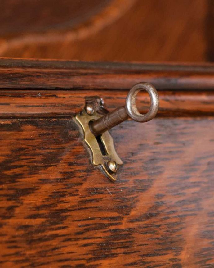 ビューロー　アンティーク家具　本棚とビューローがセットになったサイドバイサイド、英国のアンティーク家具。鍵を使って開けてみましょうアンティークの鍵が一つ付いています。(q-1657-f)