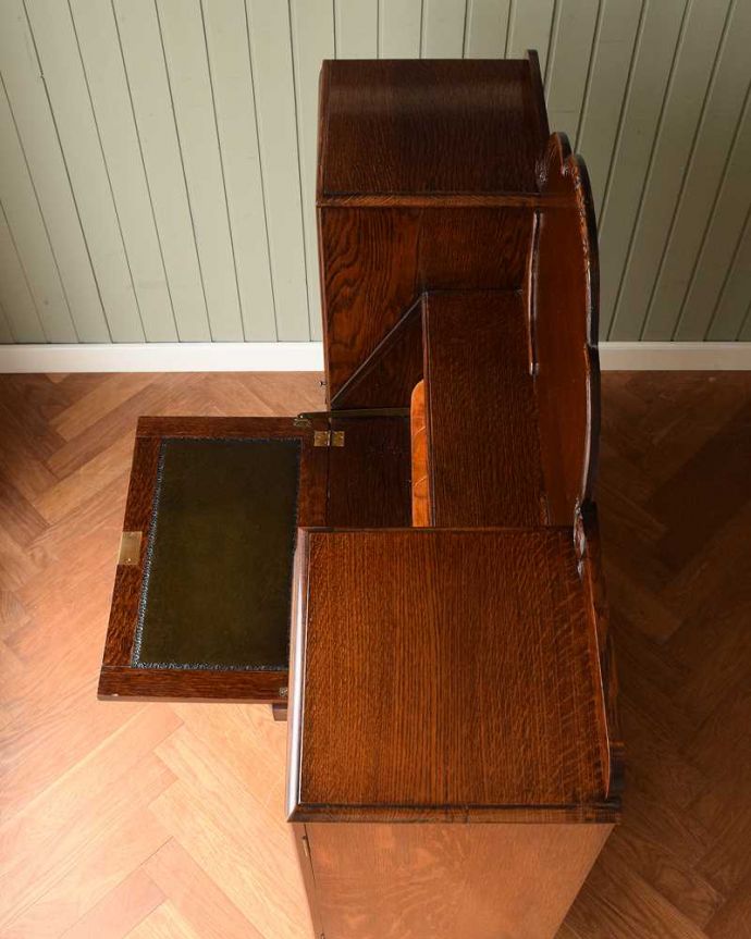 ビューロー　アンティーク家具　本棚とビューローがセットになったサイドバイサイド、英国のアンティーク家具。上から見てみましょう天板の上から見てみるとこんな感じで奥行きが浅い家具なんです。(q-1657-f)
