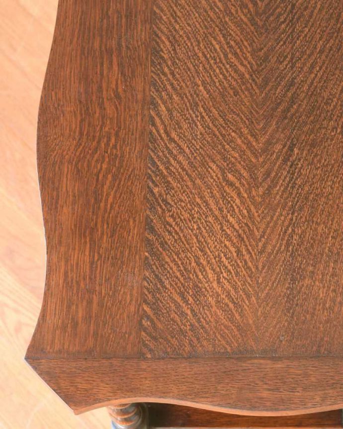 ブランケットボックス・収納ボックス　アンティーク家具　3通りに使えるアンティークらしい英国家具、モンクスベンチ（ベンチテーブル）。近くで見ると･･･テーブル代わりにも使えるモンクスベンチ。(q-1658-f)