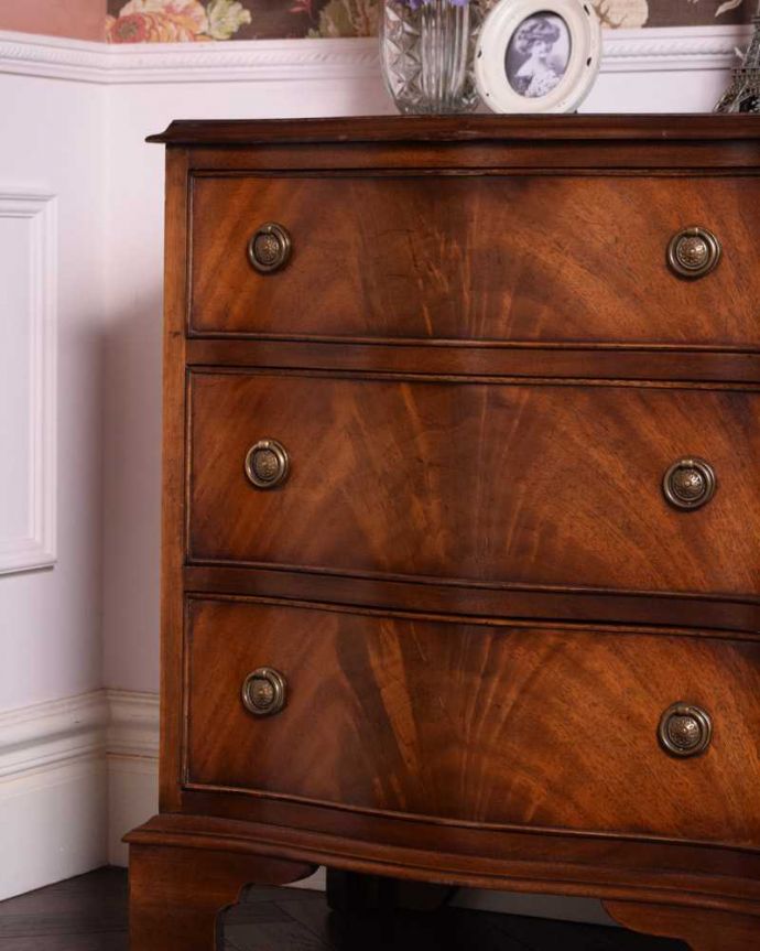 アンティークのチェスト　アンティーク家具　アンティーク英国輸入家具、木目の美しさに魅了される3段チェスト。アンティークだから手に入る質の良さ現代では手に入れることが出来ない質のいい素材が使われているのもアンティーク家具の特長。(q-1659-f)