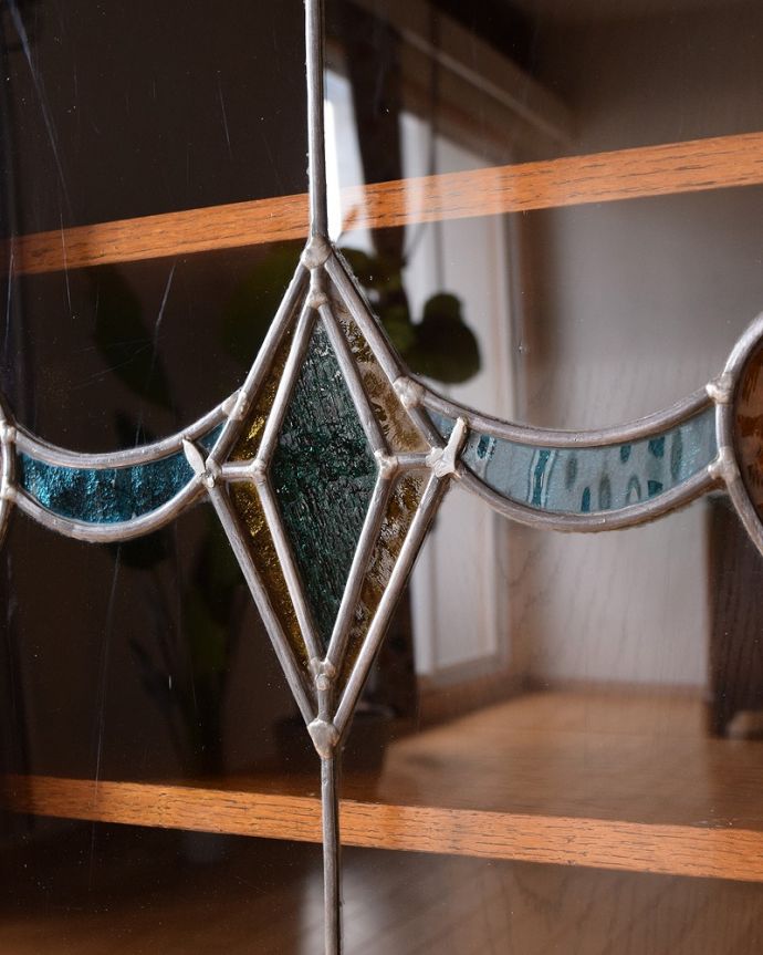アンティークのキャビネット　アンティーク家具　ステンドグラスが入ったアンティーク家具、小さなブックケース（本棚）。アンティークのガラスの美しさガラスも古いアンティークのステンドグラスは独特の雰囲気が魅力。(q-1662-f)