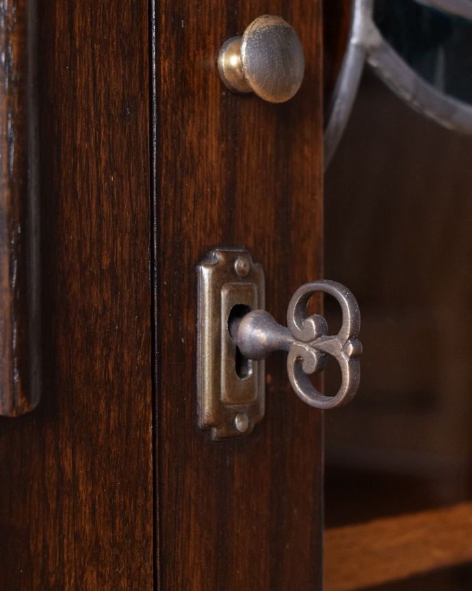 アンティークのキャビネット　アンティーク家具　ステンドグラスが入ったアンティーク家具、小さなブックケース（本棚）。大切なものも収納出来ますおとぎ話に出てくるような可愛いアンティークの鍵が付いています。(q-1662-f)