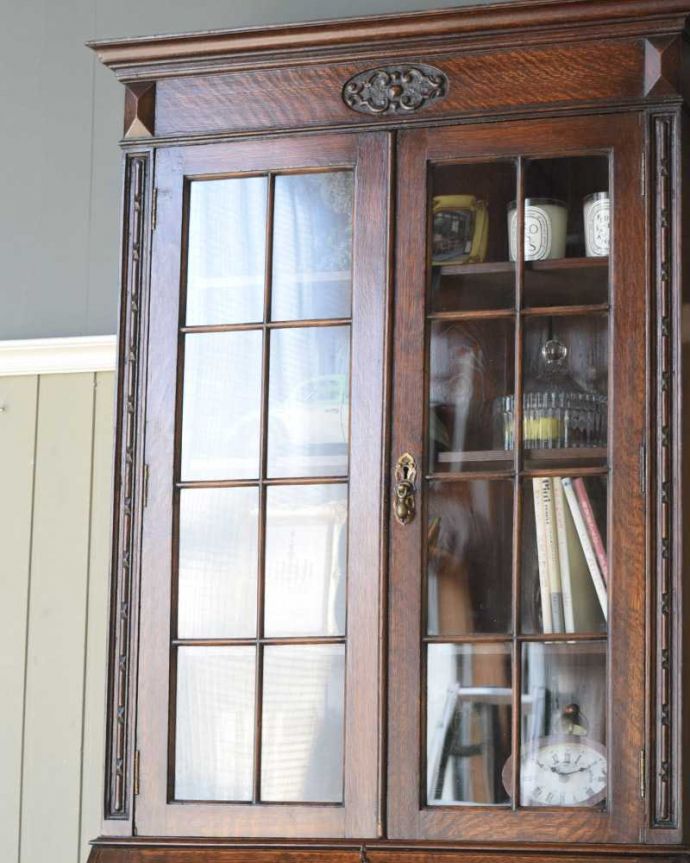 ビューロー　アンティーク家具　英国トラッドなビューローブックケース、アンティークの収納家具（本棚＆デスク）。英国アンティークらしいガラス扉の美しさデスクの上はガラス扉のキャビネット。(q-1663-f)
