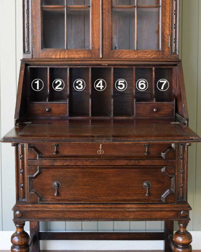 ビューロー　アンティーク家具　英国トラッドなビューローブックケース、アンティークの収納家具（本棚＆デスク）。お片付け上手のヒミツ扉の中身はこんなに細かく仕切られています。(q-1663-f)