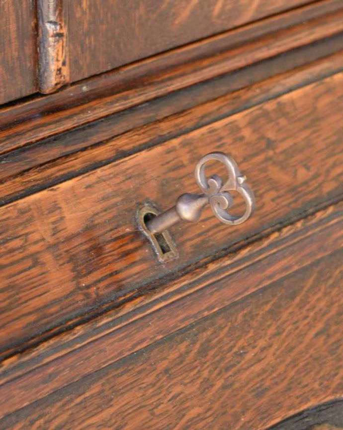 ビューロー　アンティーク家具　英国トラッドなビューローブックケース、アンティークの収納家具（本棚＆デスク）。鍵を使って開けて下さいおとぎ話から出てきたような可愛いアンティークの鍵で開け閉め出来ます。(q-1663-f)