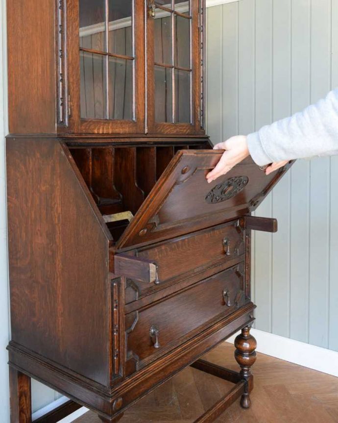 ビューロー　アンティーク家具　英国トラッドなビューローブックケース、アンティークの収納家具（本棚＆デスク）。あっという間にデスクに変身扉を前に倒すだけで、あっという間にデスクが登場！どんな場所にも似合う「魅せるデスク」です。(q-1663-f)