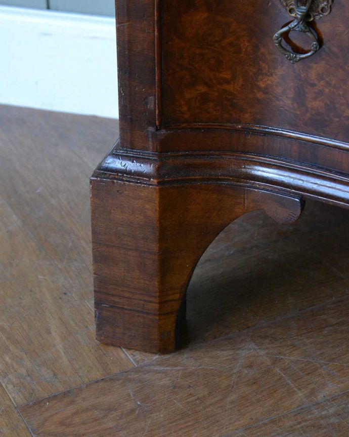 アンティークのチェスト　アンティーク家具　木目が美しい英国アンティーク家具、使いやすいコンパクトなチェスト（３段）。女性1人でラクラク運べちゃう仕掛けHandleのアンティークは、脚の裏にフェルトキーパーをお付けしています。(q-1664-f)