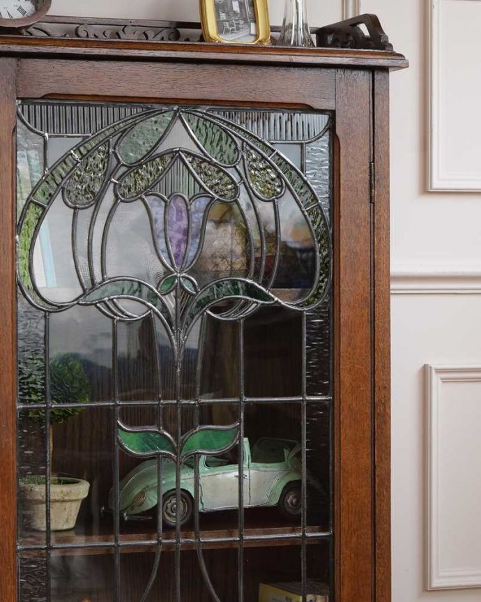 アンティークのキャビネット　アンティーク家具　美しいお花のステンドグラスの扉、英国アンティーク家具のブックケース（本棚） 。まずはステンドグラスを楽しみましょう現代のように機械が発達していない時代に作られたステンドグラス。(q-1666-f)
