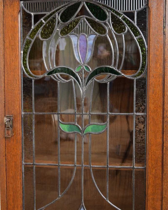 アンティークのキャビネット　アンティーク家具　美しいお花のステンドグラスの扉、英国アンティーク家具のブックケース（本棚） 。アンティークのガラスの美しさガラスも古いアンティークのステンドグラスは独特の雰囲気が魅力。(q-1666-f)