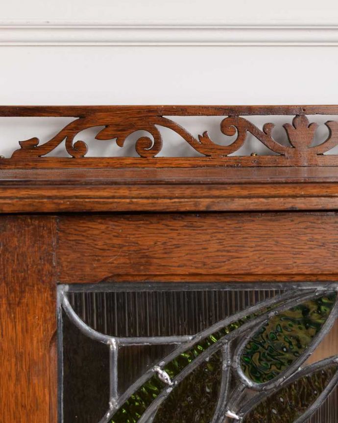 アンティークのキャビネット　アンティーク家具　美しいお花のステンドグラスの扉、英国アンティーク家具のブックケース（本棚） 。いろんな場所にこだわり彫のデザインもいろいろです。(q-1666-f)