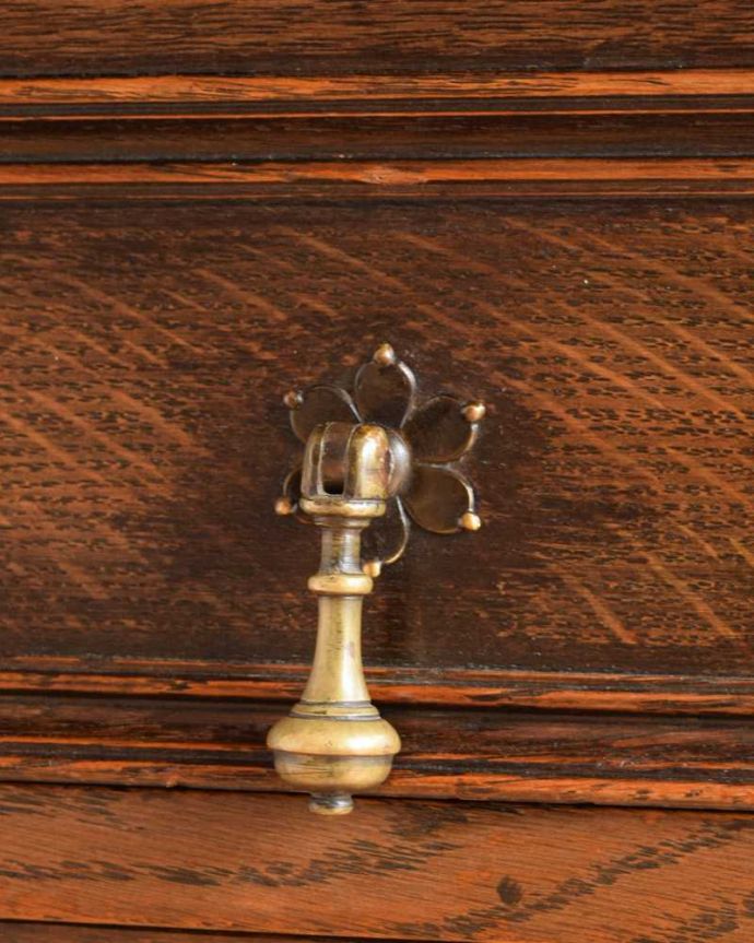アンティークのキャビネット　アンティーク家具　アンティークの英国家具、彫りがカッコイイ小さなカップボード。開ける度になんだかワクワク取っ手のデザインにもこだわりが。(q-1668-f)