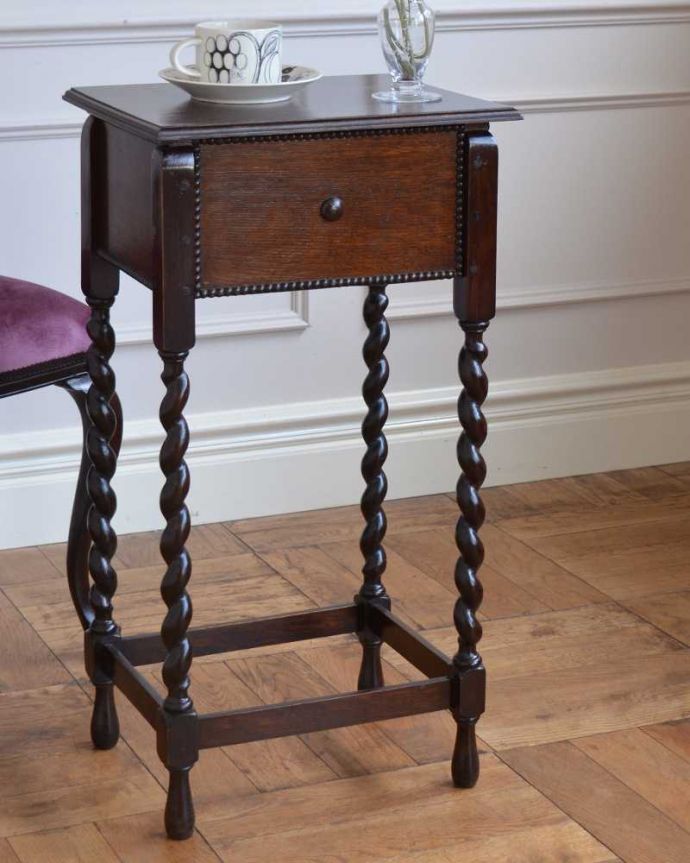 ソーイングボックス　アンティーク家具　英国の輸入の便利なアンティーク家具、ツイスト脚がキレイなソーイングボックス。間違いなし！英国アンティーク定番のデザインクルックルッとしなやかに巻かれた女性らしいデザインが印象的なツイスト脚。(q-1669-f)