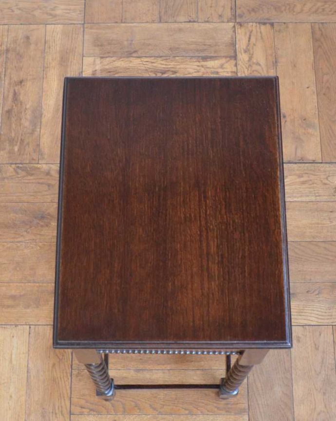 ソーイングボックス　アンティーク家具　英国の輸入の便利なアンティーク家具、ツイスト脚がキレイなソーイングボックス。キレイに修復しましたやっぱり気になるテーブルの天板。(q-1669-f)