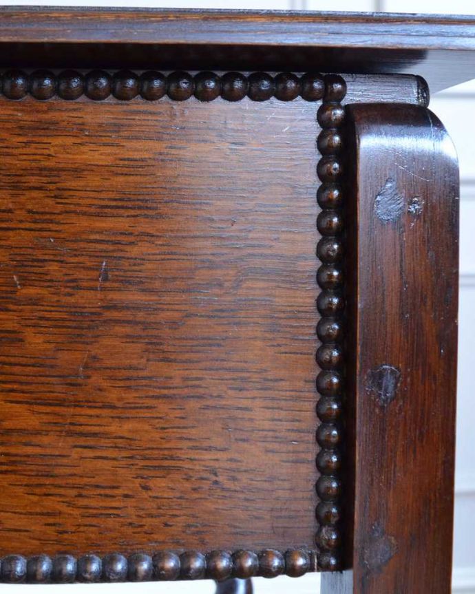 ソーイングボックス　アンティーク家具　英国の輸入の便利なアンティーク家具、ツイスト脚がキレイなソーイングボックス。うっとりする美しさアンティークだから手に入る美しい彫。(q-1669-f)