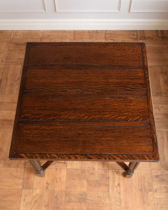 アンティークのテーブル　アンティーク家具　英国のアンティーク家具、脚の装飾がきれいなドローリーフテーブル（伸張式テーブル）。上から見るとこんな形リーフを開く前はこんな形です。(q-1671-f)