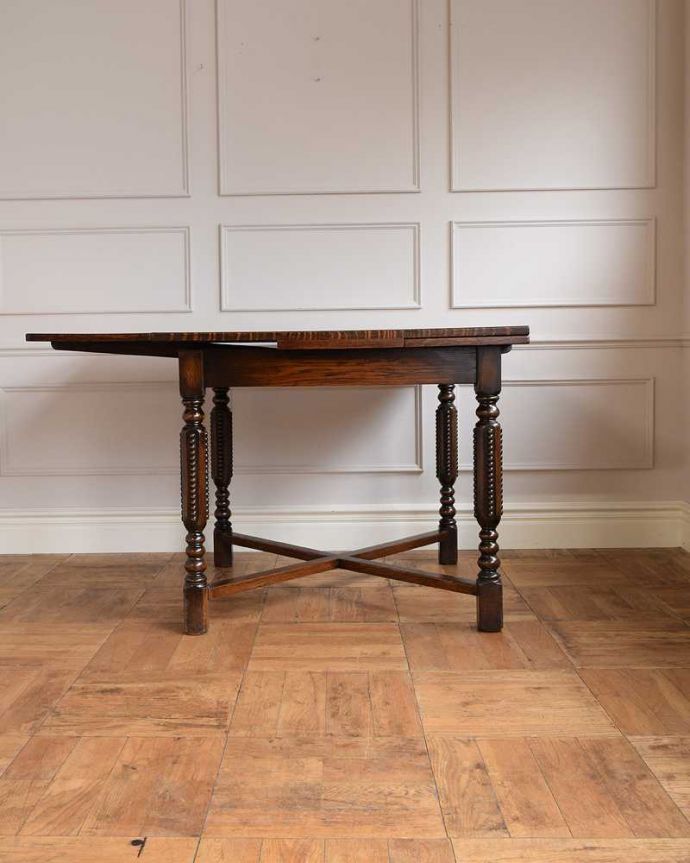 アンティークのテーブル　アンティーク家具　英国のアンティーク家具、脚の装飾がきれいなドローリーフテーブル（伸張式テーブル）。片方だけ開いてもOK片方のリーフだけを開くとこんな感じ。(q-1671-f)
