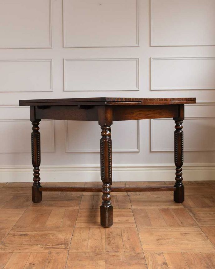 アンティークのテーブル　アンティーク家具　英国のアンティーク家具、脚の装飾がきれいなドローリーフテーブル（伸張式テーブル）。こちら側から見てみると･･･アンティークは新品ではないので、もちろん経年変化によるキズはありますが、専門の職人がキレイに修復しました。(q-1671-f)